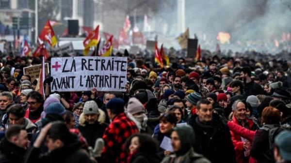 ناشطون مغاربة يتضامنون مع احتجاجات الشعب الفرنسي ضد التقاعد